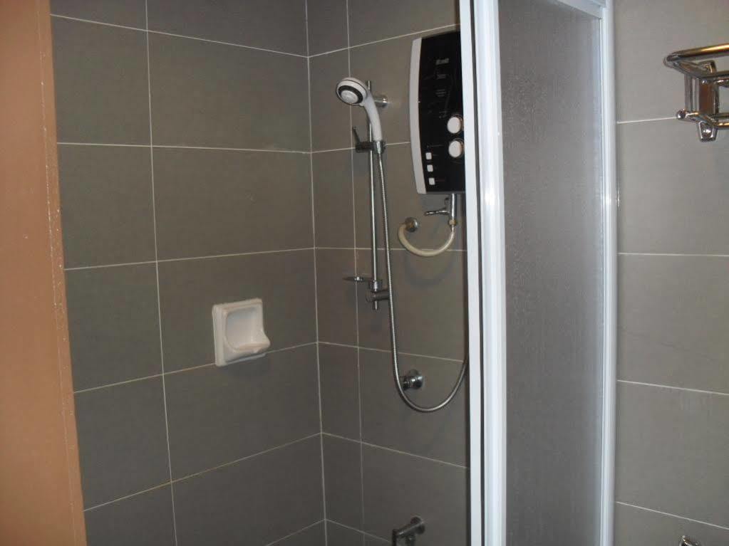 Puri Pujangga Hotel Банги Экстерьер фото